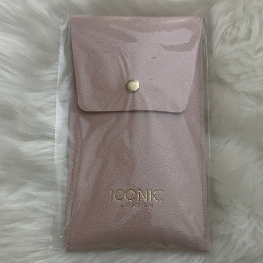 ICONIC London Blush Pink Case with 4 makeup brushes